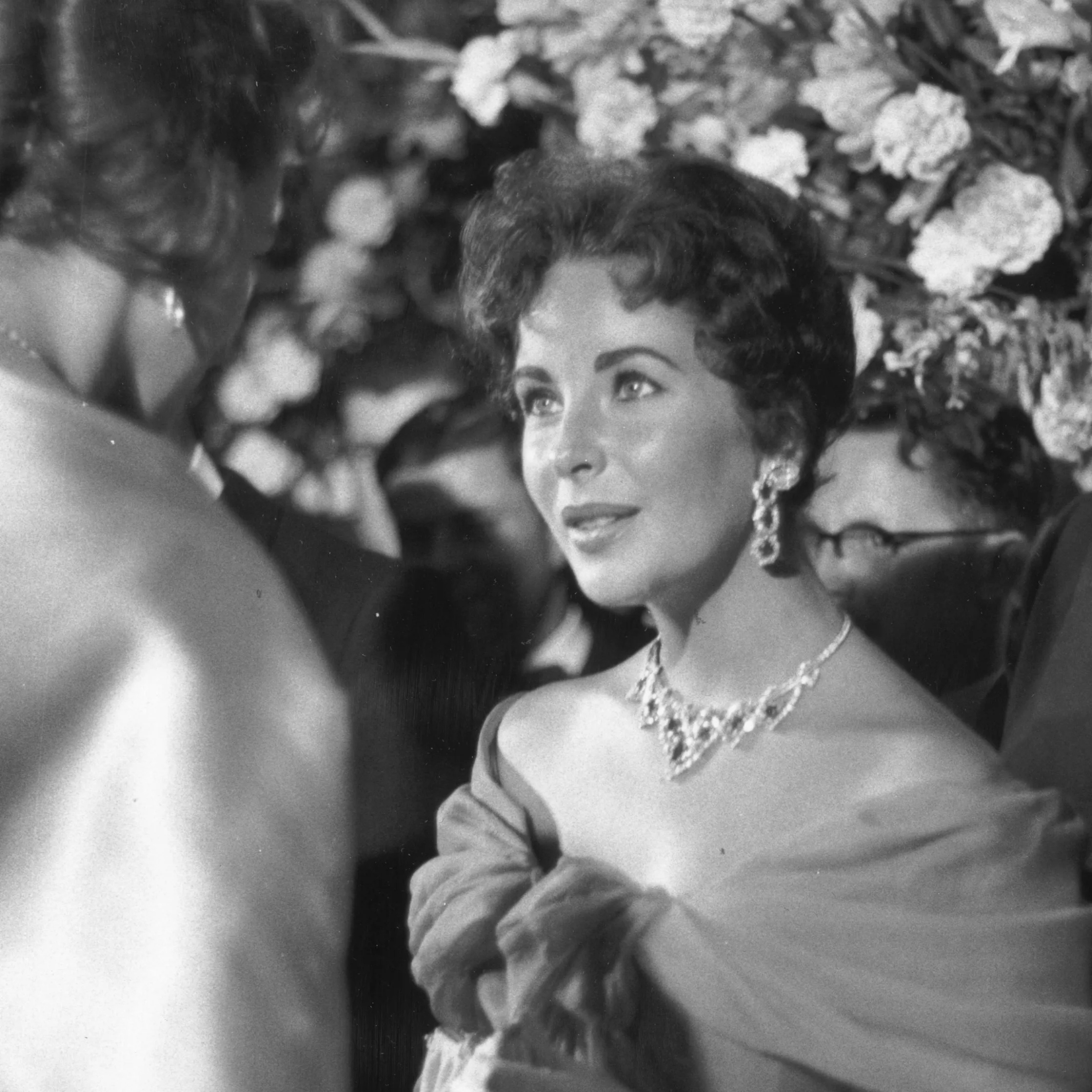 Design Elements of Red Fire: Cartier’s Ruby & Diamond Necklace – Exquisite Jewellery Craftsmanship