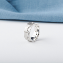 Load image into Gallery viewer, White Gold Strata ring