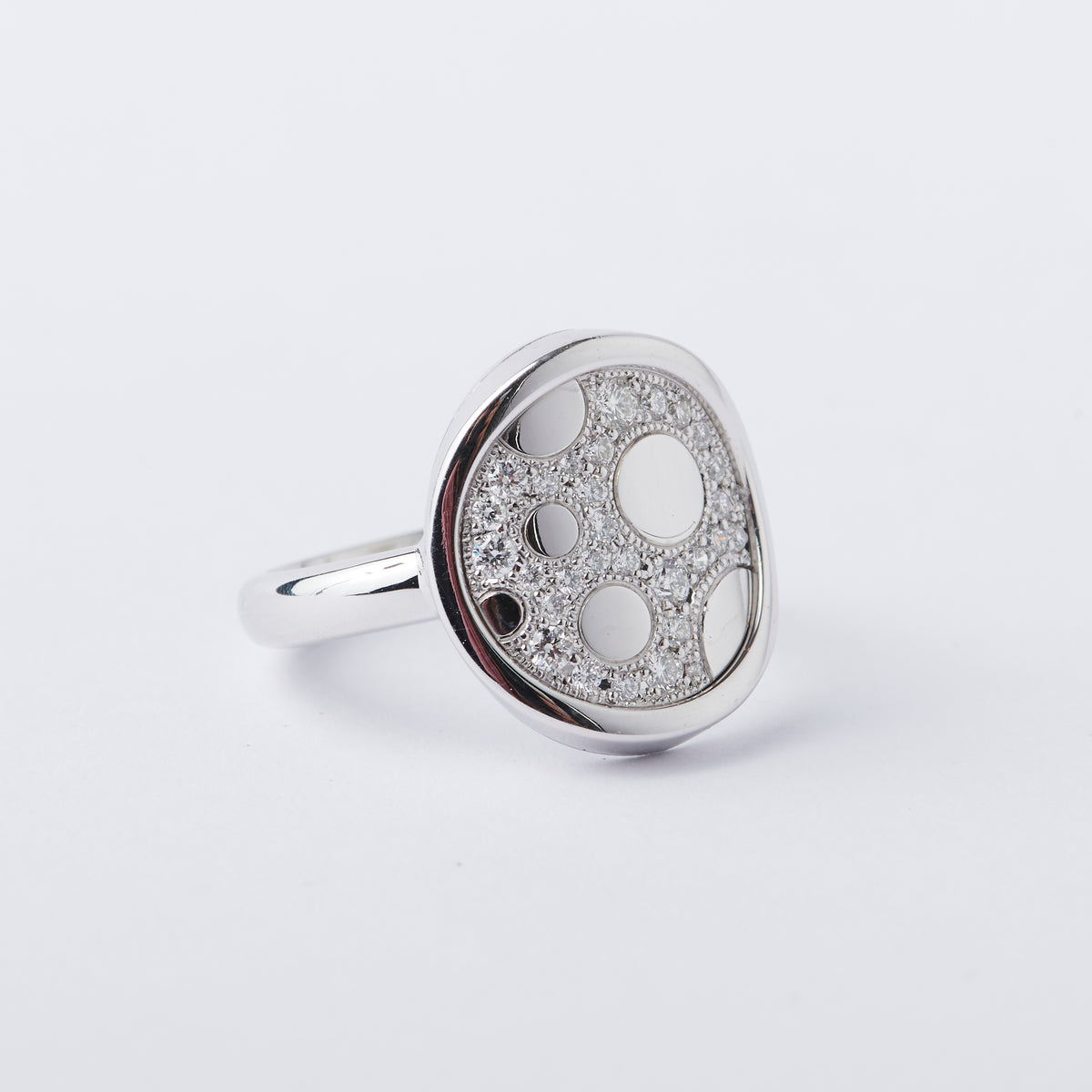 Round Diamond Riverbed ring